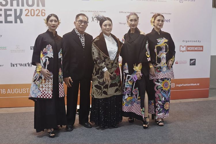 Peragakan Batik Salem, Bupati Brebes Tampil Memukau di Jogja Fashion Week 2026