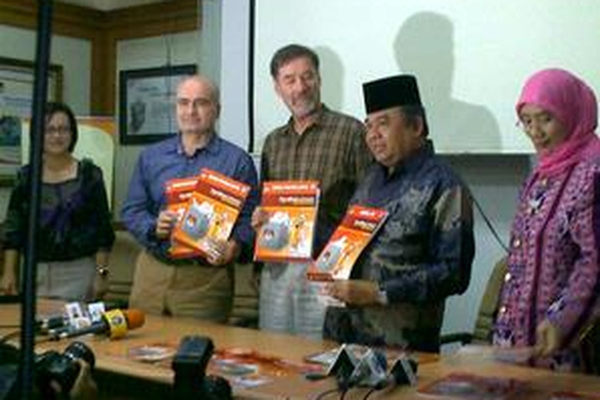 Komisi Pemilihan Umum (KPU) bekerja sama dengan United Nations Development Programme (UNDP) di Kantor KPU, Jumat (13/3), meluncurkan Buku Pintar untuk Kelompok Penyelenggara Pemungutan Suara (KPPS) untuk menyeragamkan persepsi KPPS tentang tata cara pemungutan dan penghitungan suara.