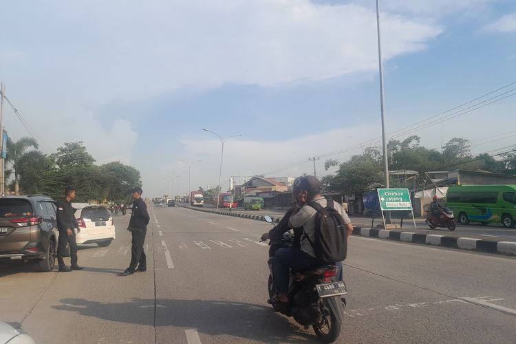Arus lalu lintas di jalur arteri Karawang, Jawa Baratnpada Selasa (11/4/2023).
