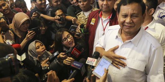 Ketua Umum Partai Gerindra Prabowo Subianto (kanan) memberi keterangan pada wartawan saat menghadiri acara Rapat Kerja Nasional Bidang Advokasi dan Hukum DPP Gerindra di Jakarta, Kamis (5/4). Dalam acara yang diselenggarakan secara tertutup tersebut Prabowo akan memberikan arahan dan pidato politiknya kepada seluruh kader Partai Gerindra yang hadir. ANTARA FOTO/Muhammad Adimaja/foc/18.