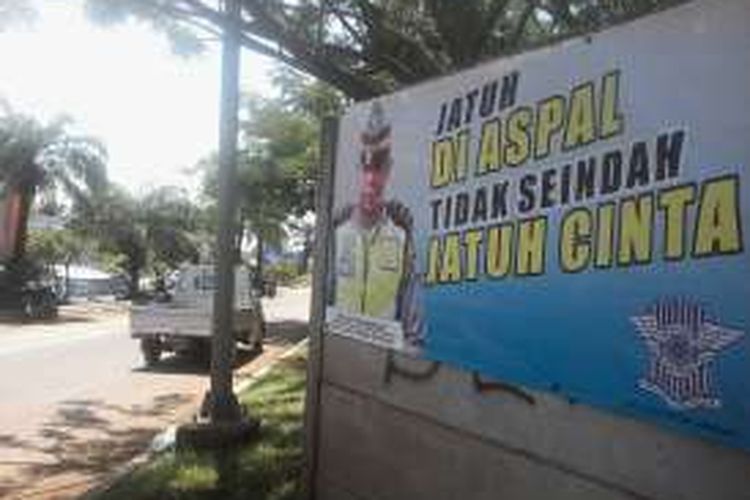 Spanduk keselamatan yang disebar Polantas di Jl Metro Tanjung Bunga Makassar menjadi viral