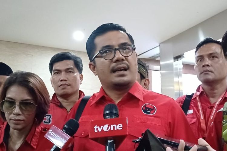 Kader PDIP sekaligus advokat, Wiradarma Harefa di Mabes Polri, Jakarta, Selasa (27/5/2025).