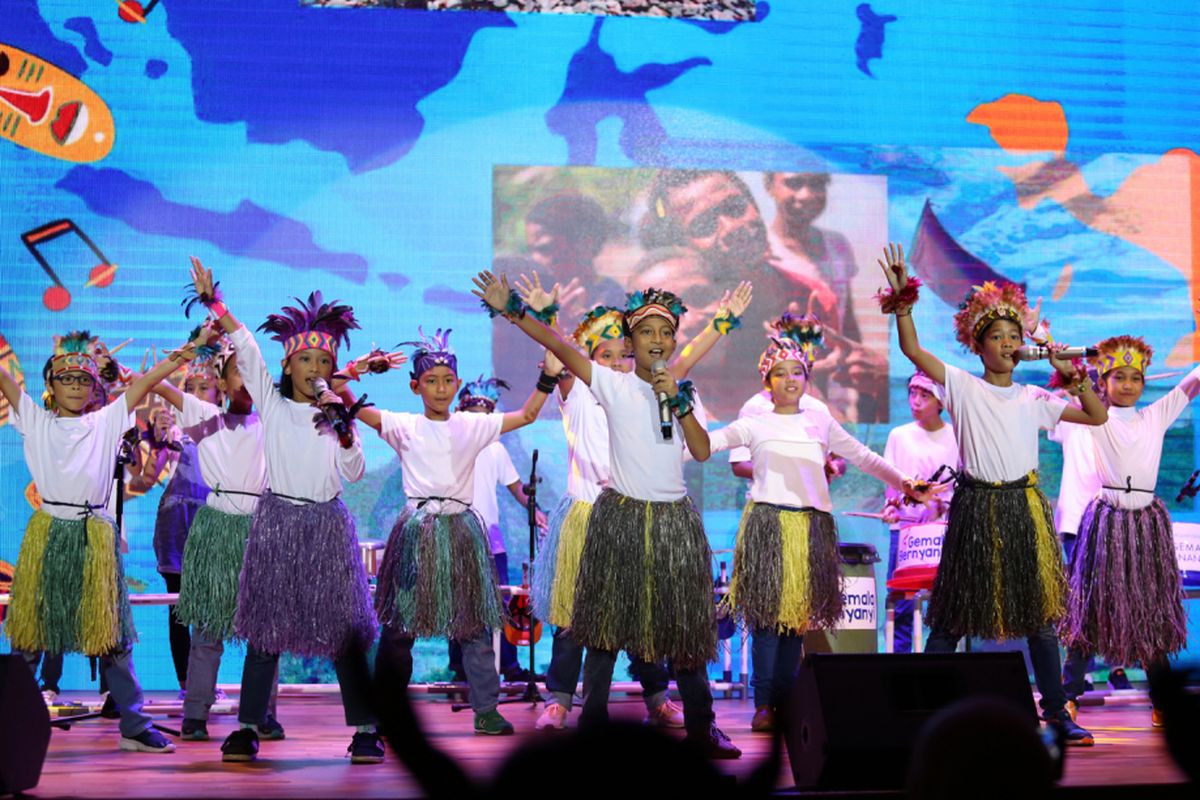 Anak-anak dari kelompok Gemala Bernyanyi menampilkan lagu Papua Nenahayek (Papua Bergembira) dalam pertunjukkan amal Untukmu Kawan di Auditorium Perpustakaan Nasional, Jakarta, Sabtu (24/3/2018). Pementasan ini merupakan bagian dari rangkaian kampanye #Bangkitkan Lagu Anak Indonesia.
