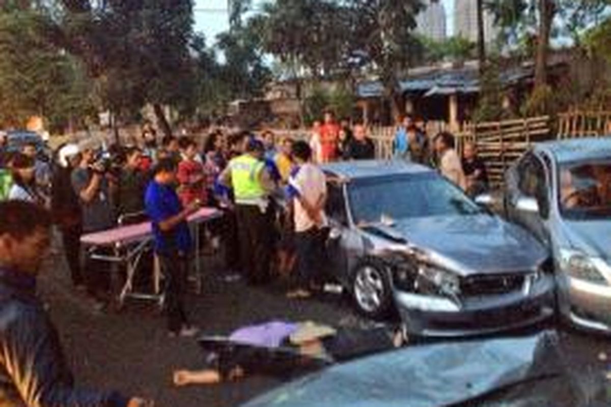 Suasana di lokasi tabrakan mobil di Jalan Asia Afrika, Senayan, Jakarta Selatan, Minggu (22/9/2013).