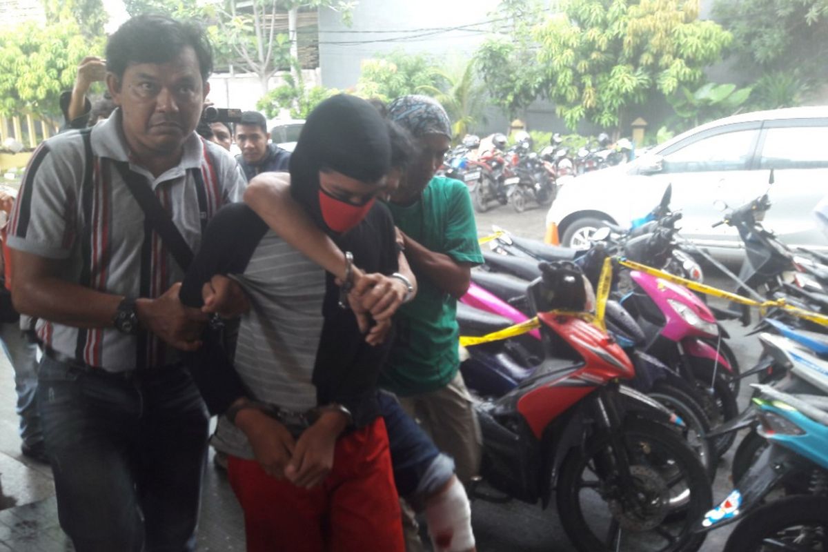 Dua pelaku pencurian 14 unit laptop di SMP Muhammadiyah 14 Koja ditangkap polisi pada Rabu (25/4/2018).
