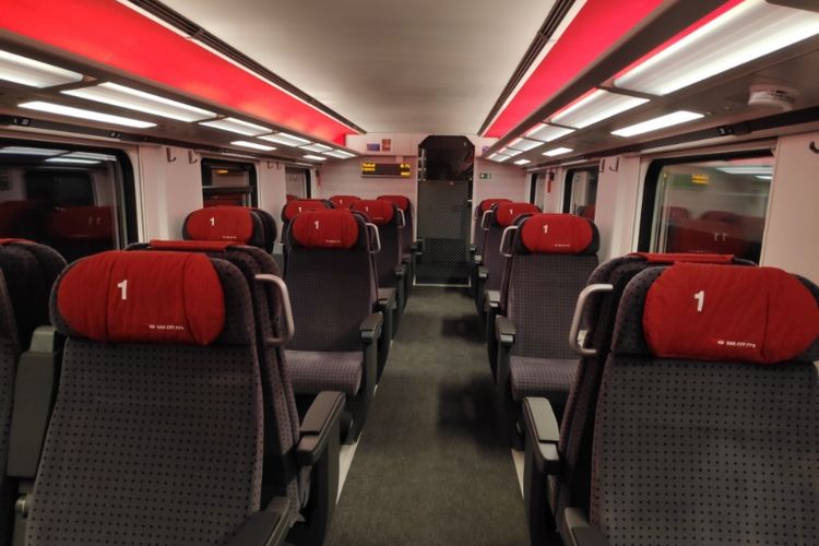 Interior gerbong kereta api kelas satu di Swiss