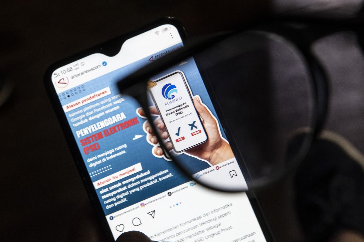 Warga menggunakan aplikasi media sosial Instagram di Jakarta, Senin (18/7/2022). Kemenkominfo akan memblokir beberapa aplikasi terkait adanya pendaftaran Penyelenggara Sistem Elektronik (PSE) sebagai upaya pemerintah Indonesia untuk melindungi konsumen masyarakat, diantaranya Google, Facebook, Instagram, dan WhatsApp. ANTARA FOTO/Muhammad Adimaja/hp.

