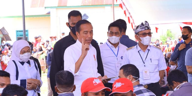 Presiden Joko Widodo (Jokowi) menyaksikan penyerahan bantuan subsidi upah (BSU) tahun 2022 di Kota Baubau, Sulawesi Tenggara Selasa (27/9/2022). 