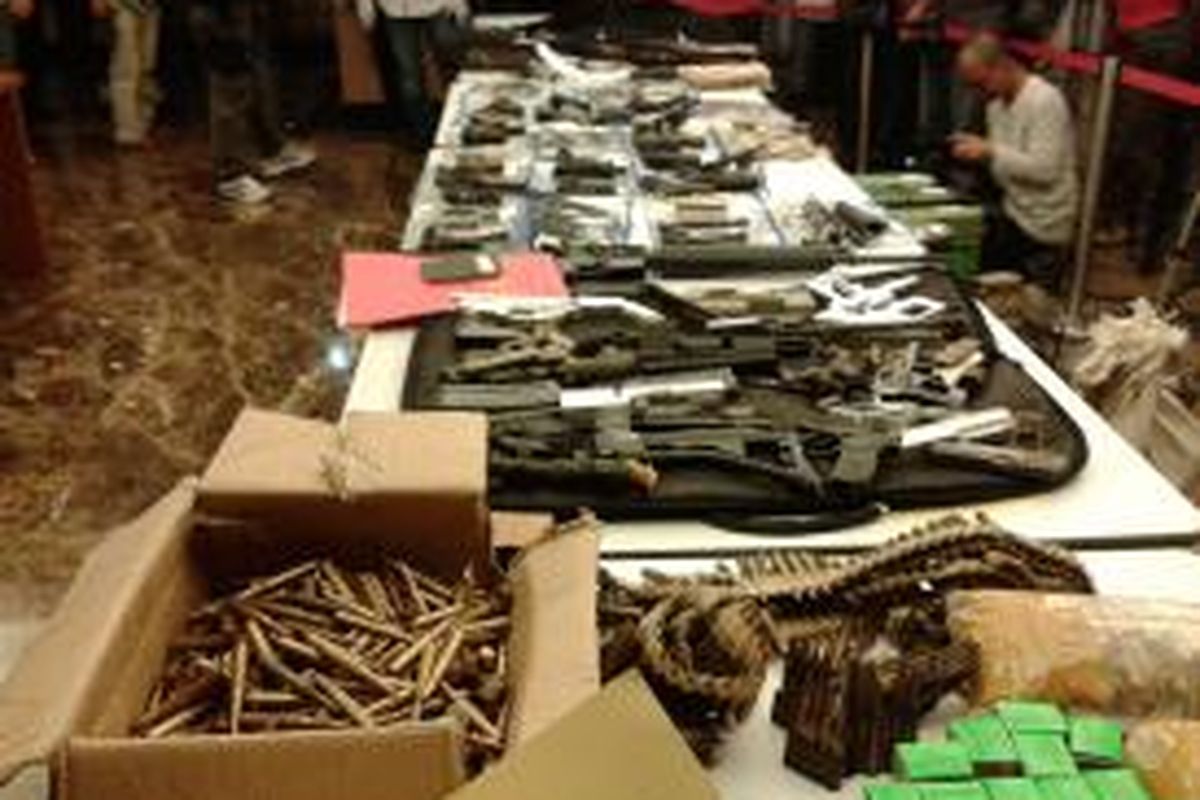 Puluhan senjata serta amunisi ilegal yang disita Subdit Jatanras Ditreskrimum Polda Metro Jaya dari kawasan Cileunyi, Kabupaten Bandung, Jawa Barat.