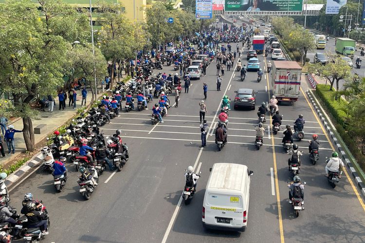 Kawal Pengesahan RUU Ketenagakerjaan, Massa Buruh Bekasi Konvoi ke Gedung DPR