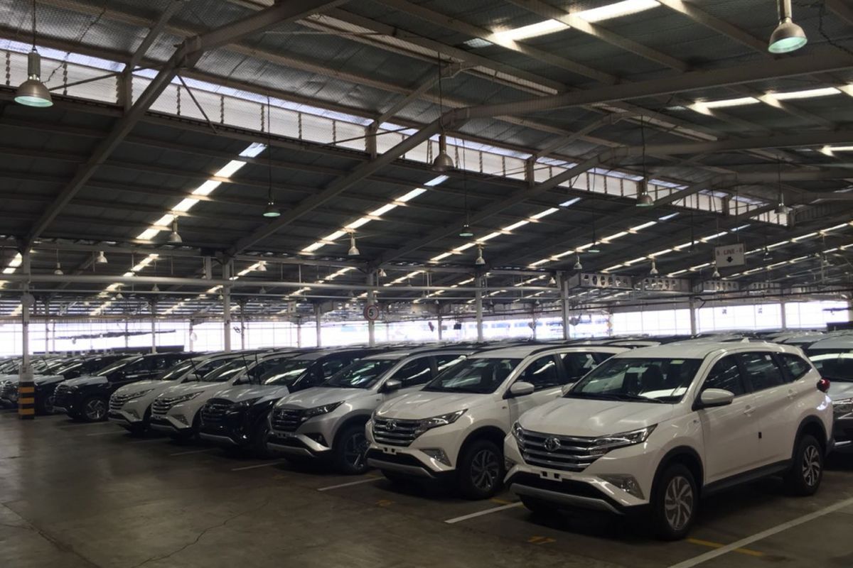 Stok All-New Terios di Vehicle Logistic Center Astra Daihatsu Motor di Sunter, Jakarta Utara.