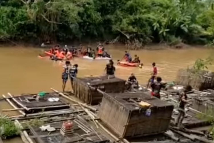 Tim SAR melakukan pencarian terhadap seorang penumpang mini bus yang tercebur di Sungai Tabalong, Kabupaten Tabalong, Kalsel, Jumat (15/7/2022). 
