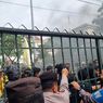Ricuh Demo Tolak Perppu Cipta Kerja Ratusan Mahasiswa di Semarang, Robohkan Gerbang DPRD Jateng