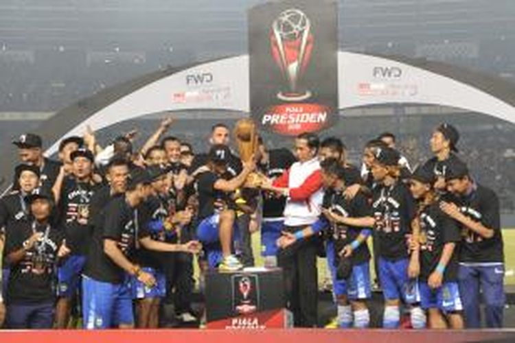 Presiden Joko Widodo menyerahkan trofi kepada Persib Bandung usai mengalahkan Sriwijaya FC dalam final Piala Presiden 2015 di Stadion Utama Gelora Bung Karno, Senayan, Jakarta, Minggu (18/10/2015).