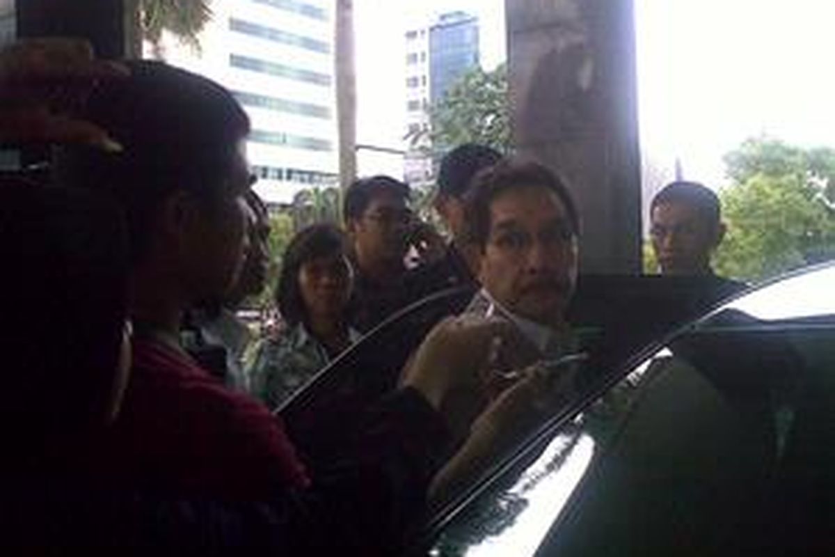 Ketua Komisi Pemberantasan Korupsi, Antasari Ashar, saat dimintai keterangan oleh wartawan sebelum meninggalkan Gedung KPK, Jakarta, Kamis (19/2)