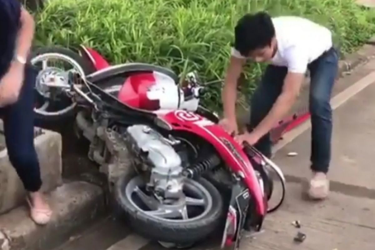 Seorang pria yang tak terima ditilang marah-marah dan rusak motornya sendiri di Serpong, Tangerang Selatan, Kamis (7/2/2019)