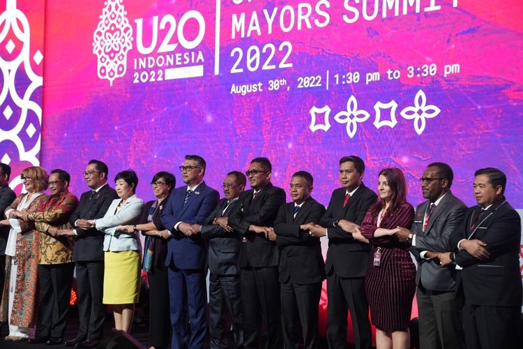 Wakil Wali Kota Surabaya Armuji bersama para gubernur dan menteri saat menjadi peserta U20 Mayors Summit mewakili Pemkot Surabaya di Jakarta.