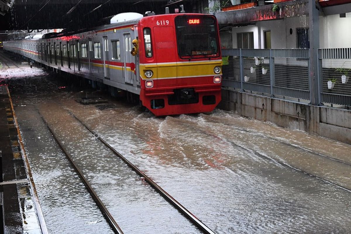 Salah satu rangkaian KRL Commuterline melintas perlahan pada jalur rel yang terendam banjir di Stasiun KA Sudirman, Menteng, Jakarta, Rabu (1/1/2020). Banjir yang menggenangi sejumlah titik pada jalur rel di Jakarta berdampak pada gangguan pelayanan sejumlah rute KRL Commuterline Jabodetabek. ANTARA FOTO/Aditya Pradana Putra/pd.
