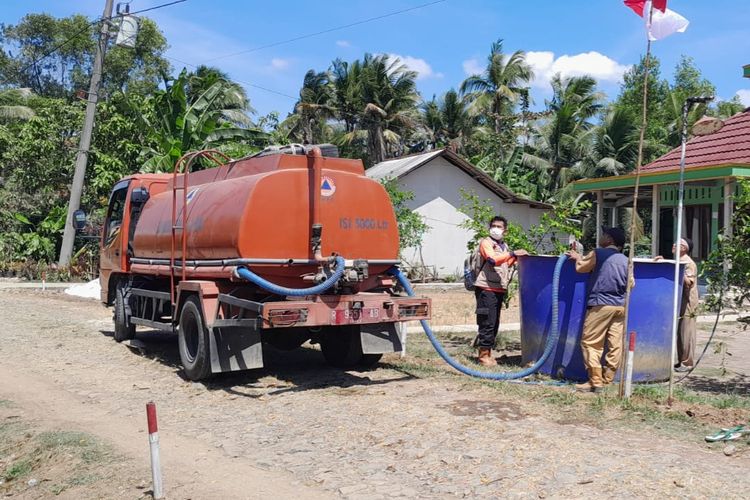 BPBD mengirimkan bantuan air bersih ke wilayah terdampak kekeringan di Cilacap, Jawa Tengah, baru-baru ini.