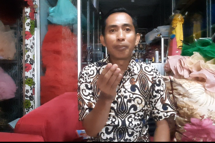 Ribut Santoso, Guru asal Lumajang, Jawa Timur yang viral usai video mengajarnya dianggap tabu