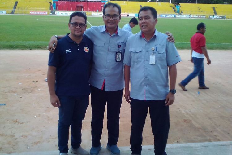 Syafrianto Rusli (kanan) bersama Direktur PT KSSP Iskandar Zulkarnain dan Manajer Tim Semen Padang Win Bernardino.