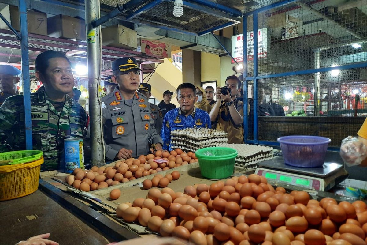 Polres Metro Depok bersama Kodim 0508/Depok mengecek ketersediaan dan harga bahan pokok di Pasar Cisalak, Cimanggis, Depok, pada Jumat (17/3/2023).