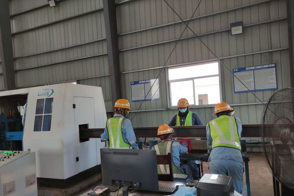 Ilustrasi - Sejumlah pekerja proyek kereta cepat Jakarta-Bandung saat mengoperasikan mesin pengelasan rel UN-200.
