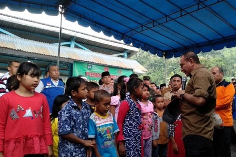 Gubernur Sumut Edy Rahmayadi saat mendatangi posko pengungsi banjir bandang Desa Muara Saladi di Balai Naposo Nauli Bulung, Kelurahan Hutagodang, Ulu Pungkut, Mandailing Natal, Senin (15/10/2018). 