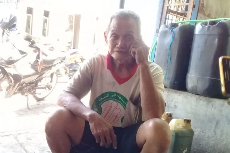 Safuan Azis (64), tukang tambal ban, warga Kelurahan Mangunharjo RT 02/02 Kecamatan Tugu, Kota Semarang Semarang yang akan berangkat haji tahun 2018 ini. 