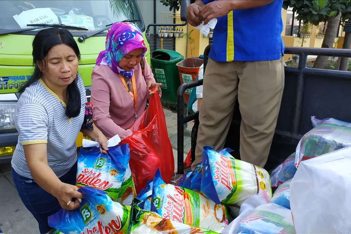 Antrean warga membeli pangan murah di Rusunawa Tipar Cakung, Jakarta Timur, Selasa (18/6/2019).