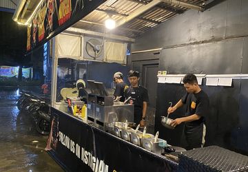 Owner Steak Tenda Meat Night Club Terapkan Standar Pelayanan Hotel Bintang 5