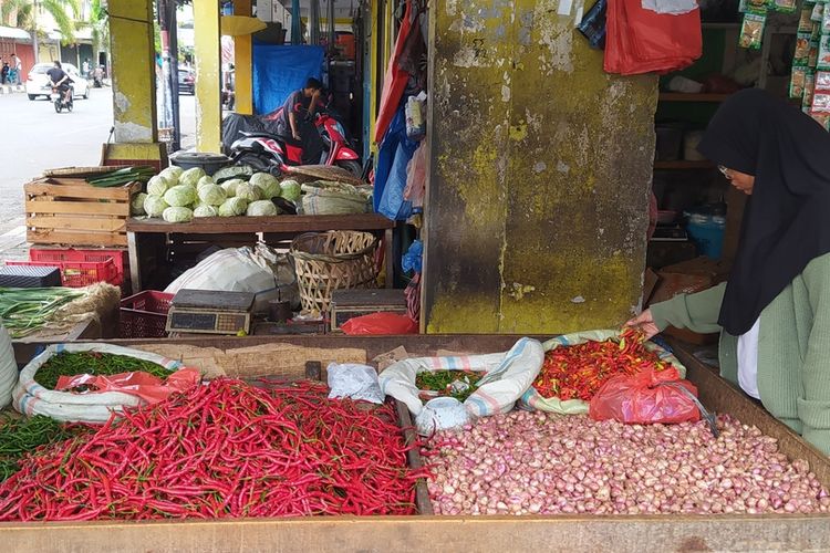 Penjual bahan pangan pokok di Pasar Kartini, Peunayong, Banda Aceh, Jumat (19/4/2024).