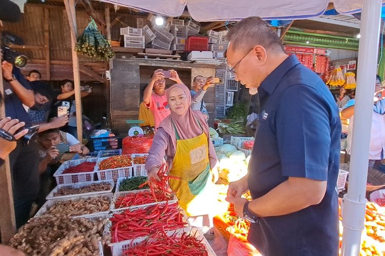 Menteri PerdaganganZulkifli Hasan saat meninjau Pasar Terong Makassar, Sulawesi Selatan (Sulsel) untuk memantau harga barang dan kebutuhan pokok, Rabu (3/5/2023) pagi.