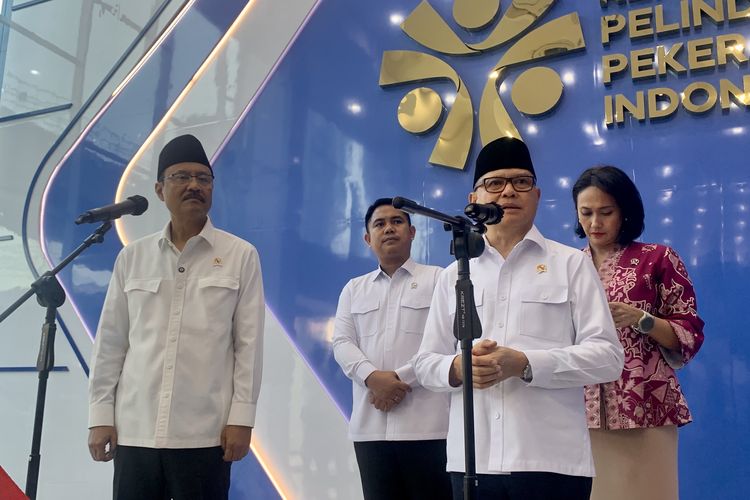 Menteri KP2MI Mukhtarudin dan Menteri Sosial Saifullah Yusuf dalam agenda usai penandatanganan nota kesepahaman (MoU) di Kantor KP2MI, Jakarta Selatan, Senin (3/11/2025).