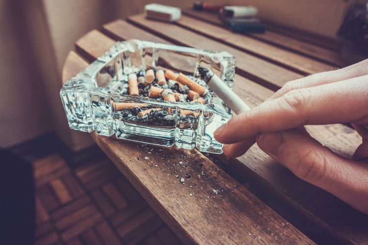 Ilustrasi merokok. Rokok yang dibakar mengandung sekitar 7.000 bahan kimia. Efeknya dapat merusak hampir setiap organ tubuh, seperti otak, paru-paru, dan reproduksi. 