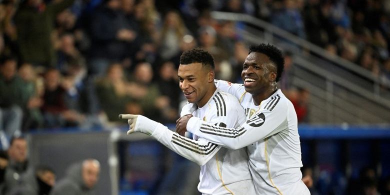 Penyerang Real Madrid, Kylian Mbappe, merayakan gol bersama Vinicius Jr pada laga Liga Spanyol antara Deportivo Alaves dan Real Madrid CF di stadion Mendizorroza di Vitoria pada 14 Desember.