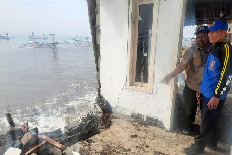 Peristiwa gelombang pasang menyebabkan abrasi dan merusak dua rumah di Dusun Laok Bindung, Desa Landangan, Kecamatan Kapongan, Kabupaten Situbondo, Provinsi Jawa Timur pada Selasa (24/6/2025). 