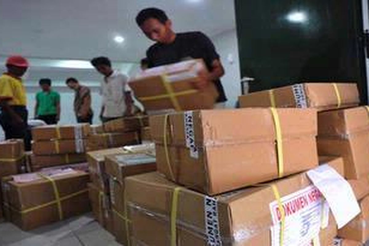 Pekerja memindahkan paket berisi soal ujian nasional yang didatangkan dari percetakan di Kudus, Jawa Tengah, ke gudang Dinas Pendidikan, Pemuda, dan Olah Raga Provinsi DI Yogyakarta, Yogyakarta, Jumat (13/4/2012). Paket tersebut selanjutnya dijaga oleh petugas kepolisian untuk mengurangi risiko kebocoran soal ujian nasional.   