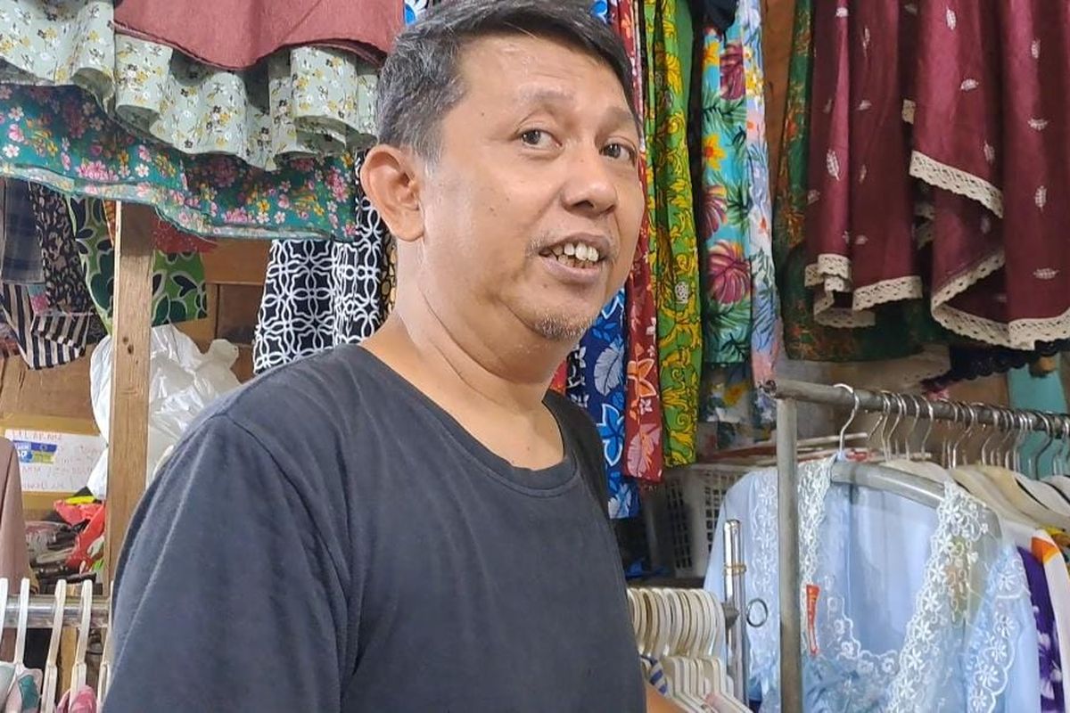 Pedagang Seragam Sekolah di Pasar Tomang Barat: Sekarang Sudah Sepi Pembeli...