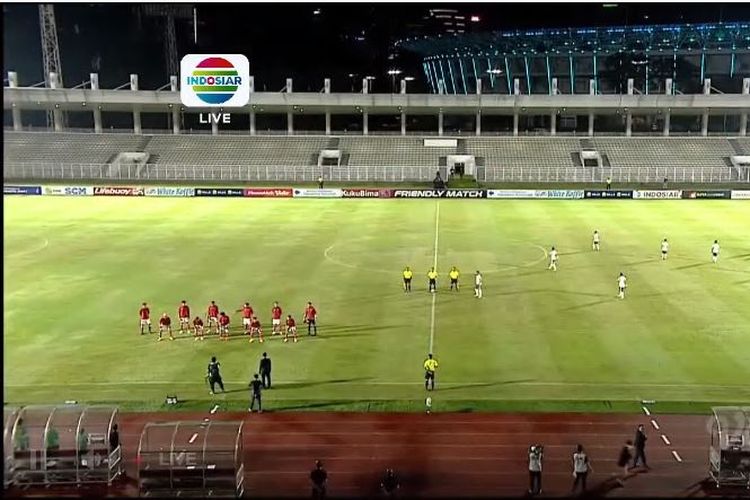 Para pemain Timnas U22 Indonesia melakukan foto tim sesuai protokol kesehatan baru yang diterapkan di tengah pandemi virus corona jelang laga kontra Tira Persikabo di Stadion Madya, Senayan, Jakarta, pada Jumat (5/3/2021).