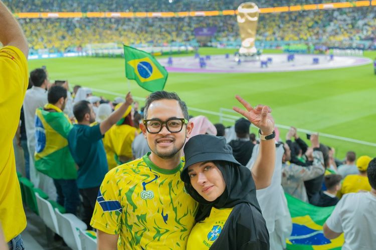 Mantan presiden klub Arema FC Gilang Widya Pramana bersama istrinya Shandy Purnamasari saat nonton Timnas Brasil saat berlaga di babak 8 besar Piala Dunia 2022 Qatar.