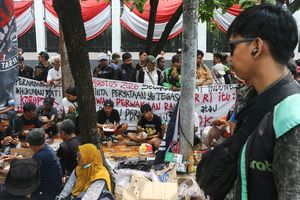 Menakar Berat Tuntutan di Depan Gedung DPR