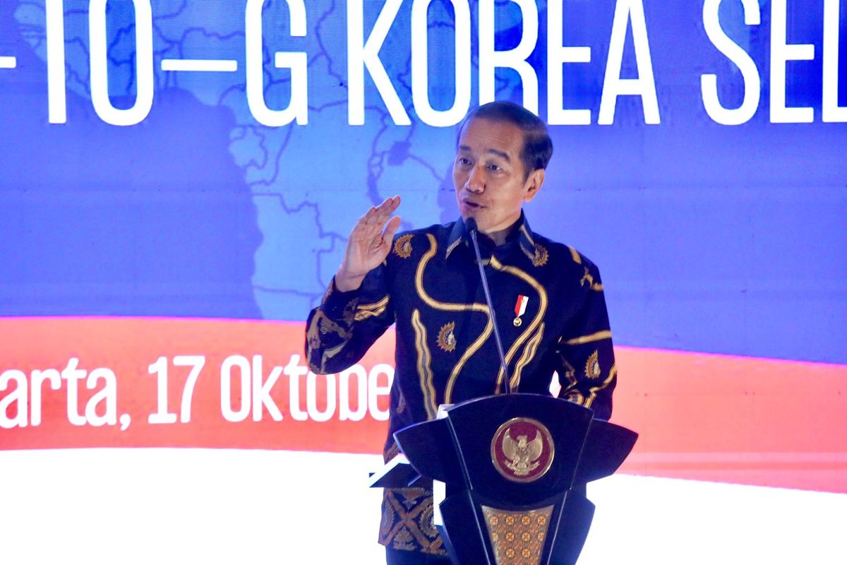 Presiden Joko Widodo memberikan sambutan di acara pelepasan pekerja migran Indonesia ke Korea Selatan, di Jakarta, Senin (17/10/2022).