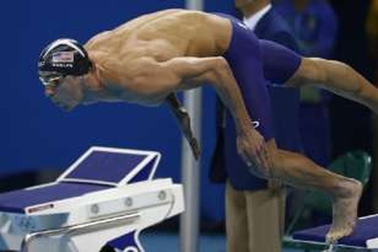 Michael Phelps melakukan start pada semifnal nomor 200 meter gaya kupu-kupu di Olimpade 2016, Senin (8/8/2016). 