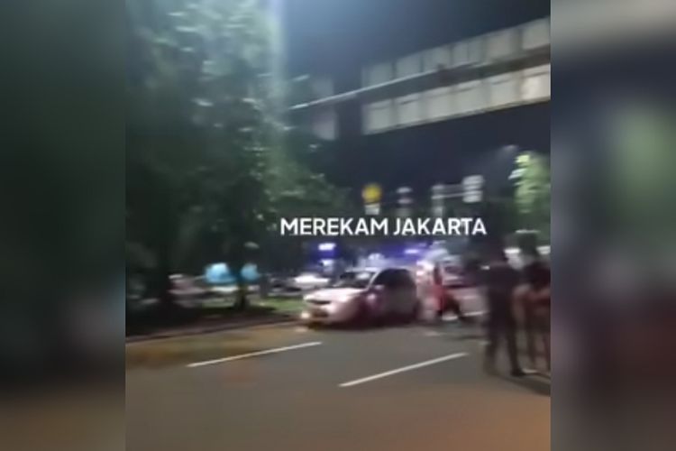 Aksi pelemparan batu oleh mahasiswa Universitas Trisakti pada mobil yang diduga terlibat balap liar di Jalan Kyai Tapa, Grogol, Jakarta Barat, Jumat (10/3/2023).