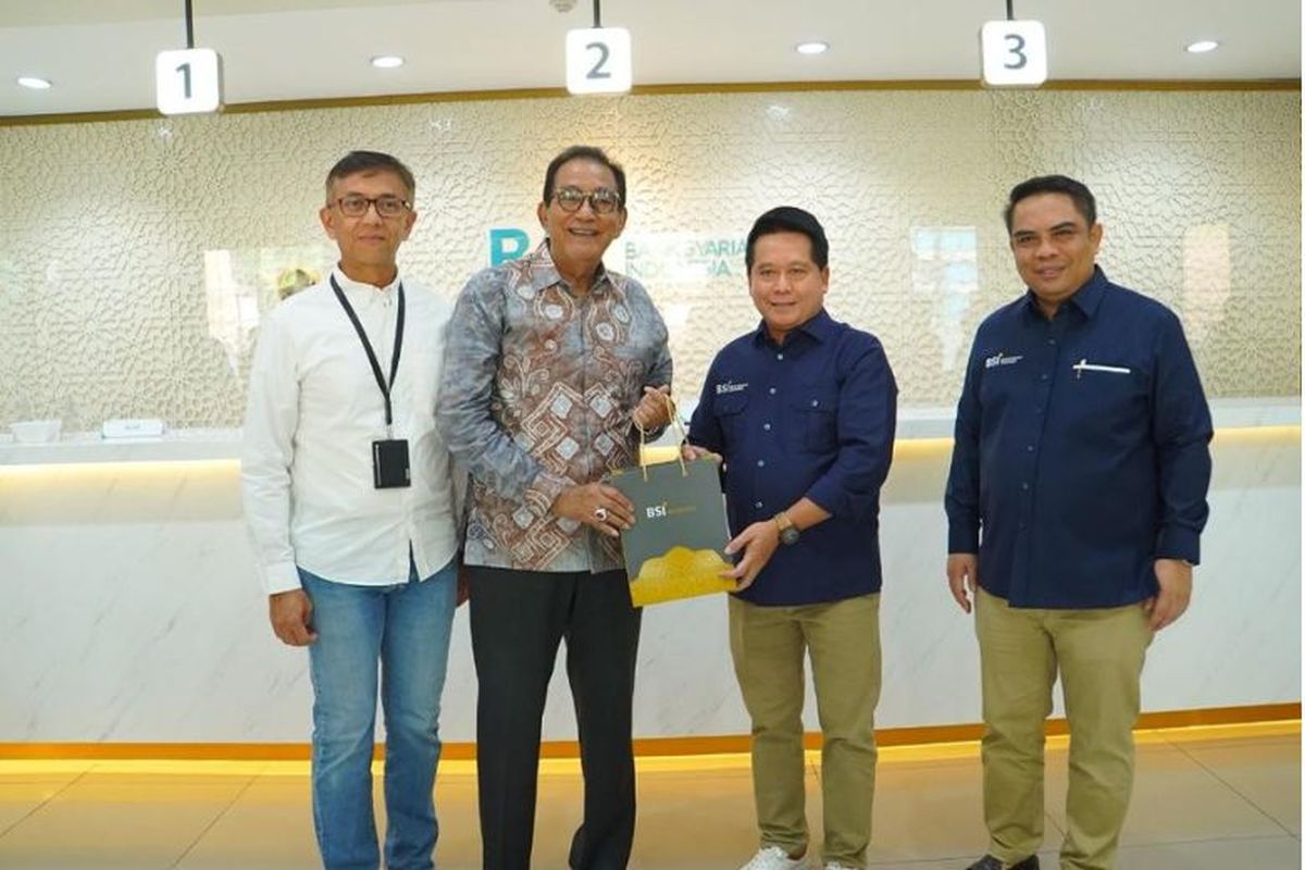 Dirut BSI Hery Gunardi mengunjungi kantor cabang BSI. 