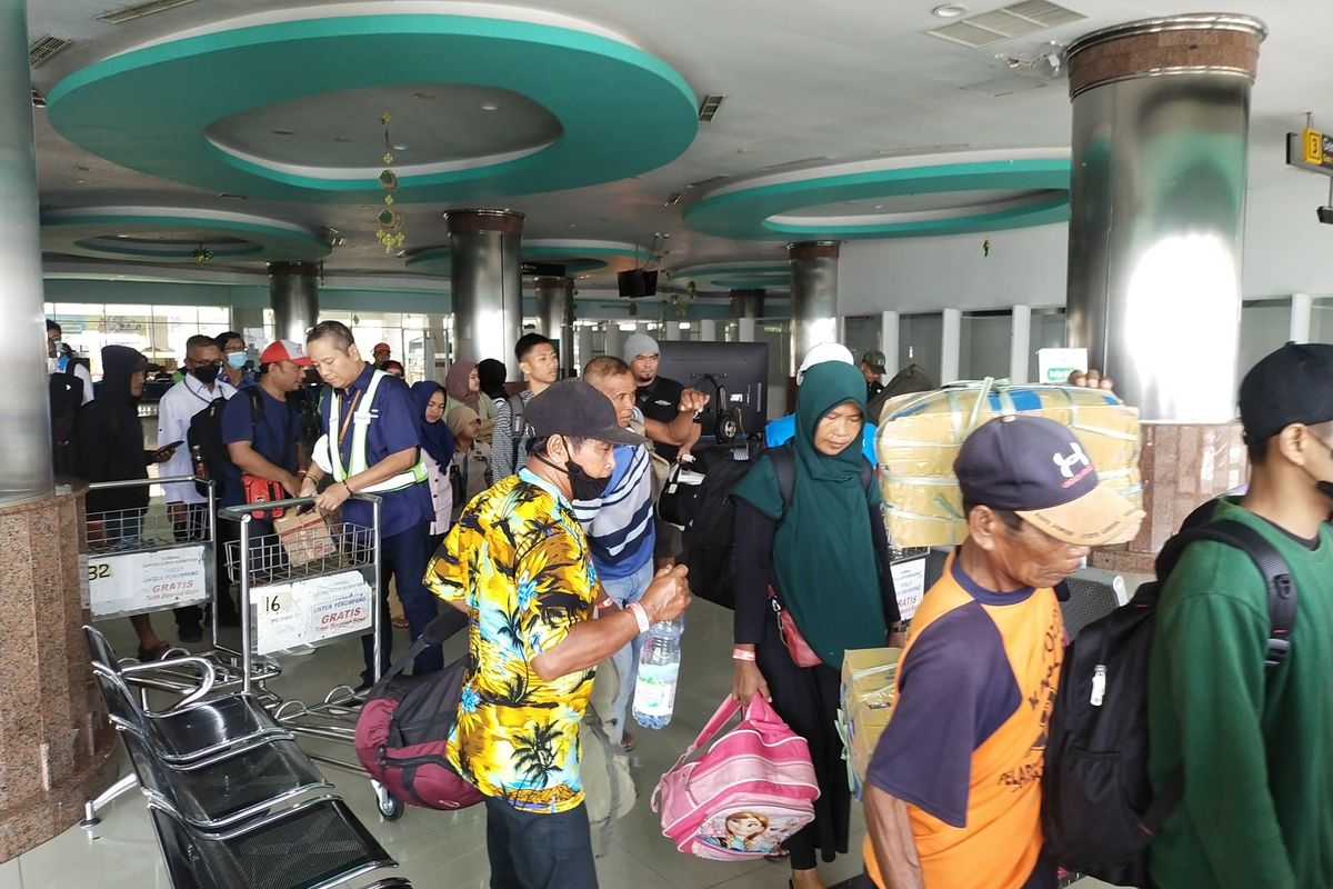 Para pemudik di Terminal penumpang GSN Pelabuhan Tanjung Perak Surabaya saat mengangkat barang bawaan menuju Kapal, Selasa (18/04/2023)