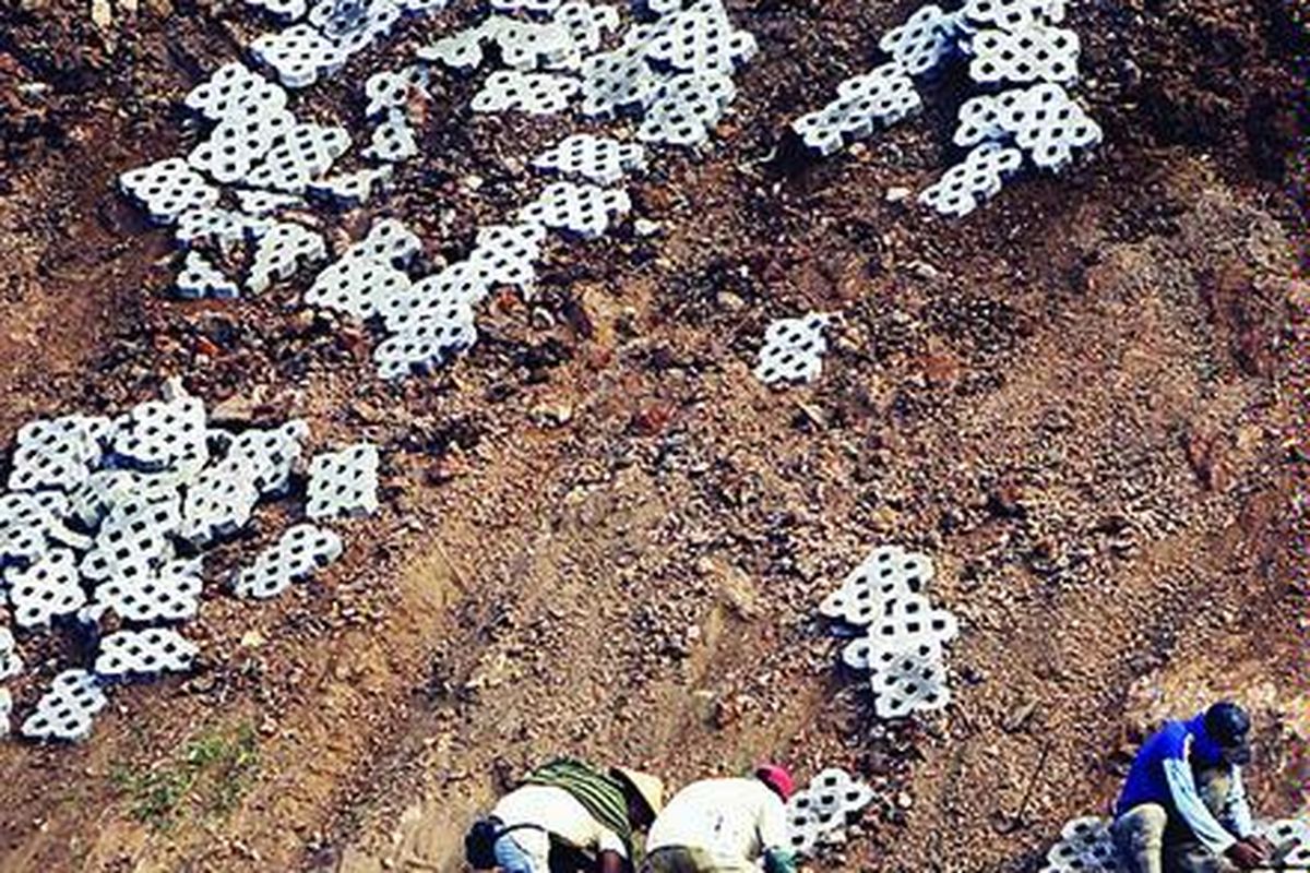 Pekerja menata paving berlubang untuk resapan air di proyek Banjir Kanal Timur di Duren Sawit, Jakarta Timur, Selasa (27/9). Penghijauan dan pemasangan paving berlubang diharapkan bisa menjadi kawasan resapan air di sepanjang Cipinang, Jakarta Timur, hingga di Marunda, Jakarta Utara.