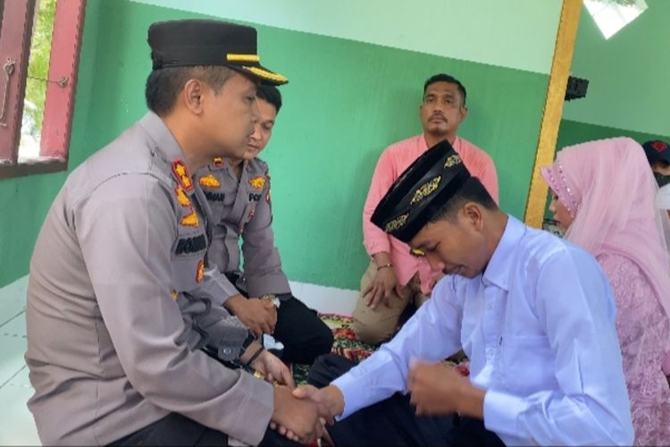 RH (23), seorang tahanan kasus narkotika menangis saat bersalaman dengan Kapolres Siak AKBP Ronald Sumaja, usai menikah di Kantor Polsek Koto Gasib di Kabupaten Siak, Riau, Kamis (10/11/2022).