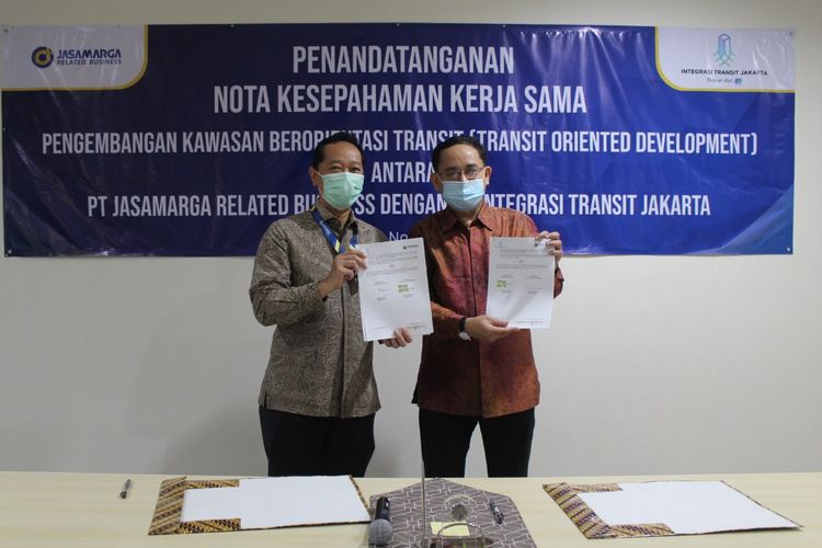 Anak usaha PT Jasa Marga (Persero) lakukan penandatangan Nota Kesepahaman dengan PT ITJ dalam pemgembangan TOD TMII, di Jakarta, Jumat (20/11/2020).